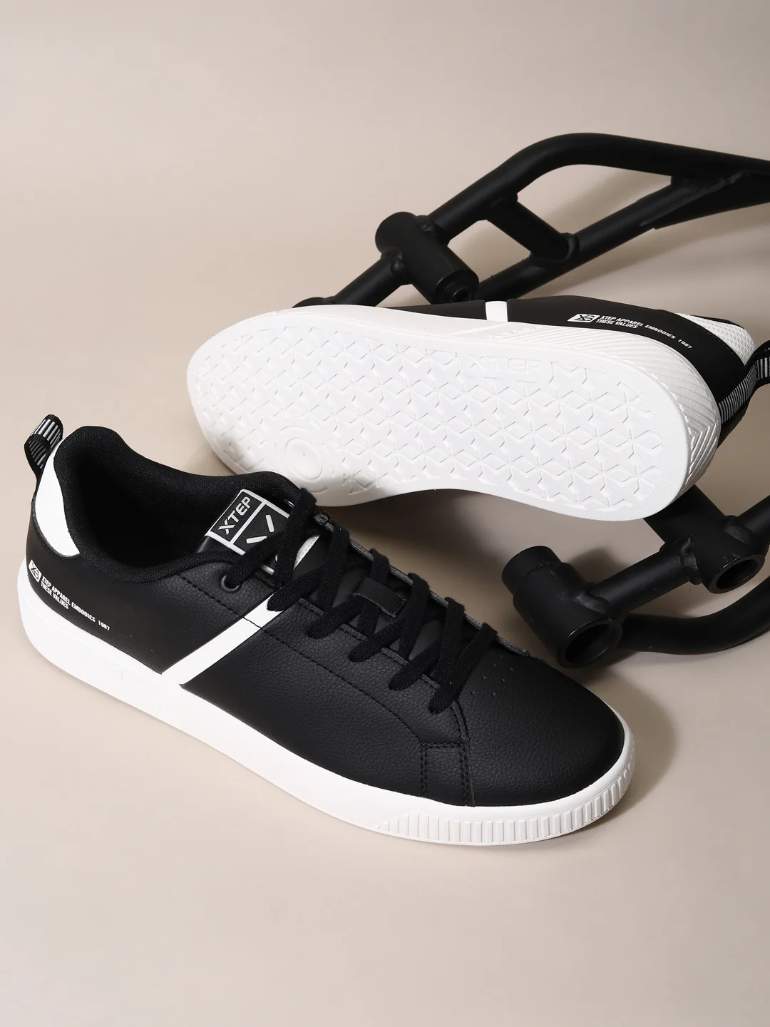 Classic Skateboarding Sneakers - Black White - Image 17